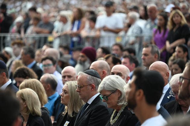 News Bilder des Tages BONDI VIGIL AND COMMEMORATION, Australian Prime Minister Anthony Albanese (centre) with his wife Jodie Haydon (left) and Govern General Sam Moyston (right) during the minutes silence at a National Day of Reflection vigil and commemoration for the victims and survivors of the Bondi Massacre at Bondi Beach in Sydney, Sunday, December 21, 2025. ( NO ARCHIVING Sydney New South Wales Australia  Copyright: xDEANxLEWINSx 20251221178884697301