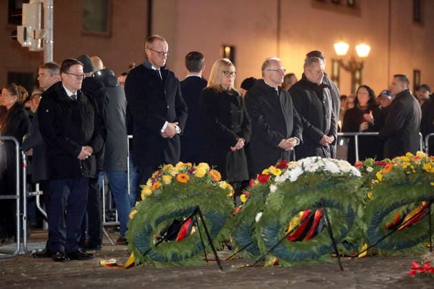 Friedrich Merz, Simone Borris und Reiner Haseloff bei einer Kranzniederlegung in Gedenken an die Opfer ein Jahr nach dem Anschlag auf den Weihnachtsmarkt vor der Johanniskirche. Magdeburg, 20.12.2025 *** Friedrich Merz, Simone Borris and Reiner Haseloff at a wreath-laying ceremony in memory of the victims one year after the attack on the Christmas market in front of St. Johns Church Magdeburg, 20 12 2025 Foto:xAgenturxWehnertx xGränzdörferx xFuturexImagex kranzniederlegung_5206