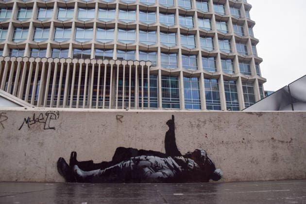 News Bilder des Tages December 21, 2025, London, England, United Kingdom: A new artwork, suspected to be by elusive street artist Banksy, has appeared outside Centre Point and Tottenham Court Road Station. The artwork depicts two children lying on their backs and pointing upwards. The artwork has not yet been confirmed as a genuine Banksy. London United Kingdom - ZUMAv130 20251221_zip_v130_007 Copyright: xVukxValcicx