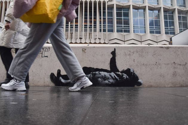 December 21, 2025, London, England, United Kingdom: A new artwork, suspected to be by elusive street artist Banksy, has appeared outside Centre Point and Tottenham Court Road Station. The artwork depicts two children lying on their backs and pointing upwards. The artwork has not yet been confirmed as a genuine Banksy. London United Kingdom - ZUMAv130 20251221_zip_v130_008 Copyright: xVukxValcicx