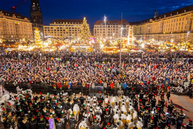 Große Bergparade in Dresden Erstmals seit 2011 zogen wieder über 500 Trachtenträger und Bergmusiker aus fast allen sächsischen Bergbaugebieten sowie aus dem tschechischen Medenec durch die Straßen der Dresdner Altstadt. Als finaler Höhepunkt des 591. Dresdner Striezelmarktes bietet die Große Bergparade imposante Aufnahmen vor weihnachtlicher Kulisse. Altmarkt Dresden Sachsen Deutschland *** Great Mining Parade in Dresden For the first time since 2011, more than 500 traditional costume wearers and mining musicians from almost all of Saxonys mining regions and from Medenec in the Czech Republic marched through the streets of Dresdens Old Town As the final highlight of the 591 Dresden Striezelmarkt, the Great Mining Parade offers impre