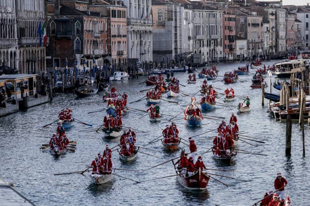 News Bilder des Tages Hundreds of Santas row in Venice’s Christmas water parade VENICE, ITALY - DECEMBER 21: The traditional Santa Claus water parade, featuring hundreds of rowers dressed as Santa Claus aboard traditional Venetian rowing boats, pass through the historic center of Venice along the Grand Canal on December 21, 2025. Andrea Carrubba Anadolu Venice Italy. Editorial use only. Please get in touch for any other usage.  Copyright: x2025xAnadoluxAndreaxCarrubbax