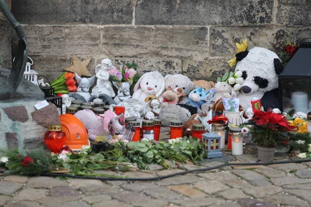 Erster Jahrestag des Anschlag auf den Magdeburger Weihnachtsmarkt. Mit mehreren Veranstaltungen wird der Opfer gedacht. Ein ökumenischer Gedenkgottesdienst, eine offizielle Gedenkveranstaltung sowie eine Menschen-Lichterkette rund um den Alten Markt. Um 19:02 Uhr, dem Zeitpunkt des Anschlags, sollen in der gesamten Stadt die Glocken läuten. Magdeburg, 20.12.2025 *** First anniversary of the attack on Magdeburgs Christmas market Several events commemorate the victims An ecumenical memorial service, an official memorial event and a human chain of lights around the Alter Markt At 7 Copyright: xMatthiasxWehnertx
