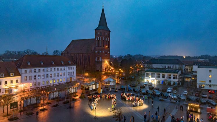 News Bilder des Tages 21.12.2025: Auf dem Marktplatz in Pasewalk fand ein Weihnachtssingen statt. Dabei bildeten Menschen symbolisch die Zahl 775, weil Pasewalk im Jahr 2026 das 775. Stadtjubiläum feiert Pasewalk Mecklenburg-Vorpommern Deutschland *** 21 12 2025 A Christmas carol sing took place on the market square in Pasewalk People symbolically formed the number 775 because Pasewalk will be celebrating its 775th anniversary in 2026 Pasewalk Mecklenburg-Vorpommern Germany