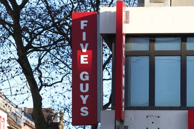 21.12.2025 , xsvx, Wirtschaft, Restaurant Five Guys, emwirt emonline, v.l. Das Logo Schriftzug des Fastfood Lokals Burgerladens Restaurant Five Guys in Karlsruhe Symbolfoto Symbolbild Karlsruhe *** 21 12 2025 , xsvx, Economy, Restaurant Five Guys, emwirt emonline, v l The logo lettering of the fast food restaurant Burgerladens Restaurant Five Guys in Karlsruhe Symbol photo Symbol image Karlsruhe