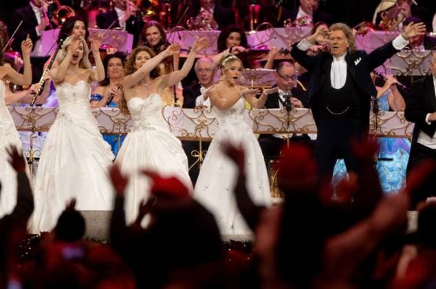 MAASTRICHT Emma Kok (right) during the last of AndrÃ Rieu s six Christmas concerts at the MECC. Rieu is accompanied by his Johann Strauss Orchestra, soloists, dancers, and skaters. ANP IRIS VAN DEN BROEK netherlands out - belgium out  Copyright: xx x545525123x originalFilename: 545525123.jpg