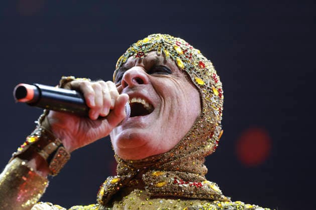 Ney Matogrosso returns to Allianz Parque with the Bloco na Rua tour for a special show in Sao Paulo. Sao Paulo (SP), December 21, 2025 Culture Music Show Ney Matogrosso Singer Ney Matogrosso, at 84 years old, performs on the stage of Allianz Parque, in the capital of Sao Paulo, with the tour Bloco na Rua. The show marks the artist s return to the stadium after a memorable show held in 2024 and brings together a large audience to celebrate his career and acclaimed repertoire of Brazilian music. The performance takes place this Sunday, December 21, 2025. (Foto: Leco Viana Thenews2 imago images) Ney Matogrosso returns to Allianz Parque with the Bloco na Rua tour for a special show in Sao Paulo.  Copyright: xLecoxVianax
