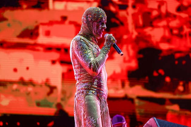 Ney Matogrosso returns to Allianz Parque with the Bloco na Rua tour for a special show in Sao Paulo. Sao Paulo (SP), December 21, 2025 Culture Music Show Ney Matogrosso Singer Ney Matogrosso, at 84 years old, performs on the stage of Allianz Parque, in the capital of Sao Paulo, with the tour Bloco na Rua. The show marks the artist s return to the stadium after a memorable show held in 2024 and brings together a large audience to celebrate his career and acclaimed repertoire of Brazilian music. The performance takes place this Sunday, December 21, 2025. (Foto: Leco Viana Thenews2 imago images) Ney Matogrosso returns to Allianz Parque with the Bloco na Rua tour for a special show in Sao Paulo.  Copyright: xLecoxVianax