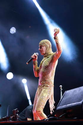 Ney Matogrosso returns to Allianz Parque with the Bloco na Rua tour for a special show in Sao Paulo. Sao Paulo (SP), December 21, 2025 Culture Music Show Ney Matogrosso Singer Ney Matogrosso, at 84 years old, performs on the stage of Allianz Parque, in the capital of Sao Paulo, with the tour Bloco na Rua. The show marks the artist s return to the stadium after a memorable show held in 2024 and brings together a large audience to celebrate his career and acclaimed repertoire of Brazilian music. The performance takes place this Sunday, December 21, 2025. (Foto: Leco Viana Thenews2 imago images) Ney Matogrosso returns to Allianz Parque with the Bloco na Rua tour for a special show in Sao Paulo.  Copyright: xLecoxVianax