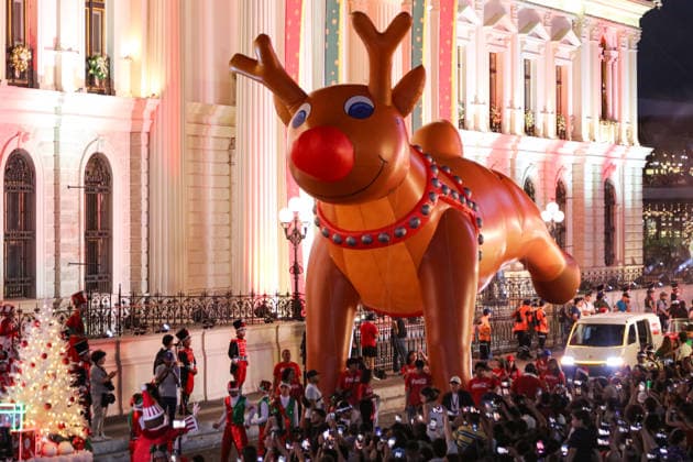 Christmas Parade of Giant Balloons in El Salvador SAN SALVADOR, EL SALVADOR - DECEMBER 21: People enjoying the spectacle of a giant balloon in the shape of a reindeer during the second edition of the Giant Balloon Christmas Parade in the Historic Center, in San Salvador, El Salvador on December 21, 2025. Thousands of people enjoyed musical bands, shows, and the parade of giant Christmas figures. Alex Pena Anadolu San Salvador El Salvador. Editorial use only. Please get in touch for any other usage.  Copyright: x2025xAnadoluxAlexxPenax