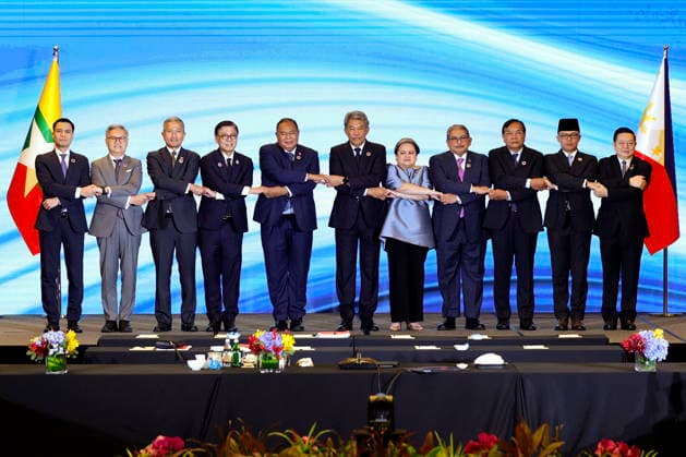 (251222) -- KUALA LUMPUR, Dec. 22, 2025 -- Participants of the Special ASEAN Foreign Ministers Meeting pose for a group photo in Kuala Lumpur, Malaysia, Dec. 22, 2025. The Special ASEAN Foreign Ministers Meeting to address the Thai-Cambodia conflict was held on Monday in Kuala Lumpur, as the regional grouping seeks to promote de-escalation. (Bernama via Xinhua) MALAYSIA-KUALA LUMPUR-ASEAN FOREIGN MINISTERS MEETING ChengxYiheng 