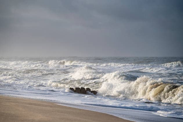 Deutschland, Schleswig-Holstein, Westerland (Sylt) 20.12.2025: Die Sonne kommt am Strand von Westerland (Sylt) leicht durch den Nebel an diesem Samstag im Dezember durch. Die Wellen brechen sich an den Sandbänken vor dem langen Weststrand von Westerland. Strand Westerland (Sylt) im Winter *** Germany, Schleswig Holstein, Westerland Sylt 20 12 2025 The sun comes through the fog on the beach of Westerland Sylt on this Saturday in December The waves break on the sandbanks in front of the long west beach of Westerland Strand Westerland Sylt in winter