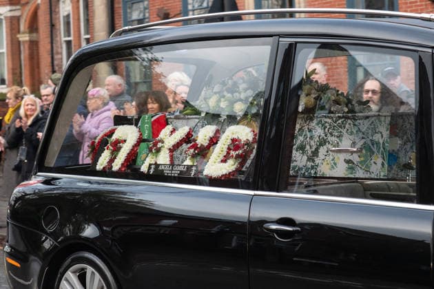 An ˜R Kid™ floral tribute by the casket of Gary Mani Mounfield, Bass Player in the Stone Roses and Primal Scream during the funeral procession through Heaton Moor, Stockport on 22 December 2025. 22 12 2025 Stockport Greater Manchester England Heaton Moor  Copyright: xMattxWilkinsonx