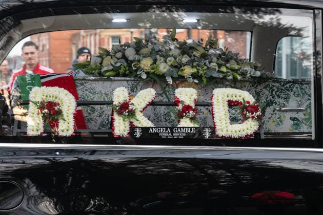 An ˜R Kid™ floral tribute by the casket of Gary Mani Mounfield, Bass Player in the Stone Roses and Primal Scream during the funeral procession through Heaton Moor, Stockport on 22 December 2025. 22 12 2025 Stockport Greater Manchester England Heaton Moor  Copyright: xMattxWilkinsonx