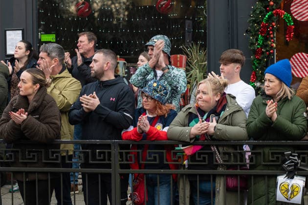 Onlookers applaud as the funeral procession of Gary Mani Mounfield, Bass Player in the Stone Roses and Primal Scream, makes its way through Heaton Moor, Stockport on 22 December 2025. 22 12 2025 Stockport Greater Manchester England Heaton Moor  Copyright: xMattxWilkinsonx