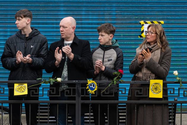 Onlookers applaud as the funeral procession of Gary Mani Mounfield, Bass Player in the Stone Roses and Primal Scream, makes its way through Heaton Moor, Stockport on 22 December 2025. 22 12 2025 Stockport Greater Manchester England Heaton Moor  Copyright: xMattxWilkinsonx