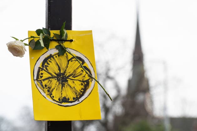A painting of a lemon and a rose adorn the side of the road ahead of the funeral procession of Gary Mani Mounfield, Bass Player in the Stone Roses and Primal Scream, in Heaton Moor, Stockport on 22 December 2025. The Stone Roses dopted the lemon as a symbol of rebellion and counter-culture, featuring it prominently on their iconic debut album cover. 22 12 2025 Stockport Greater Manchester England Heaton Moor  Copyright: xMattxWilkinsonx