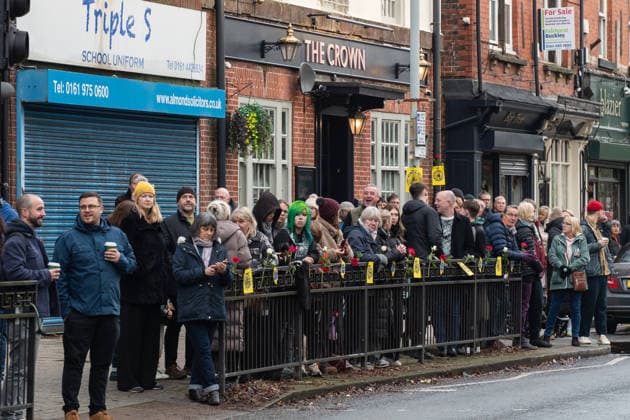 Onlookers at the funeral procession of Gary Mani Mounfield, Bass Player in the Stone Roses and Primal Scream, makes its way through Heaton Moor, Stockport on 22 December 2025. 22 12 2025 Stockport Greater Manchester England Heaton Moor  Copyright: xMattxWilkinsonx
