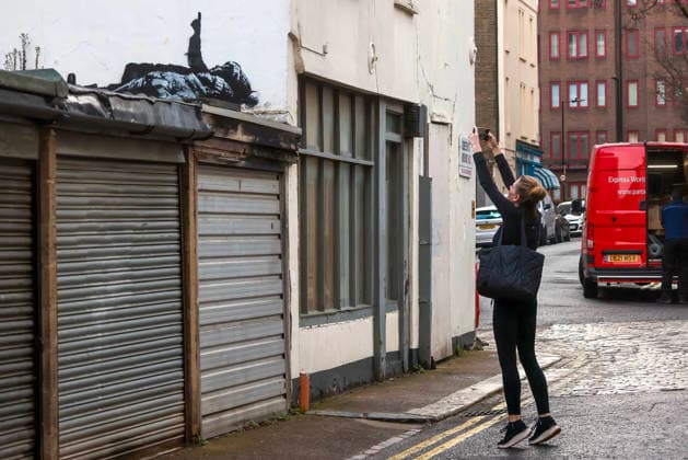 . 22 12 2025. London, United Kingdom. Second Alleged New Banksy Stencil. Unconfirmed by the artist, a second Banksy style stencil, identical to the one at Centre Point, has appeared on a wall Queen s Mews, Bayswater.  xMartynxWheatleyx xi-Imagesx IIM-26470-0001