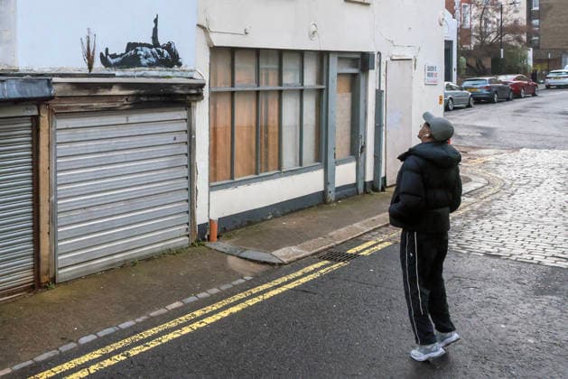 . 22 12 2025. London, United Kingdom. Second Alleged New Banksy Stencil. Unconfirmed by the artist, a second Banksy style stencil, identical to the one at Centre Point, has appeared on a wall Queen s Mews, Bayswater.  xMartynxWheatleyx xi-Imagesx IIM-26470-0013