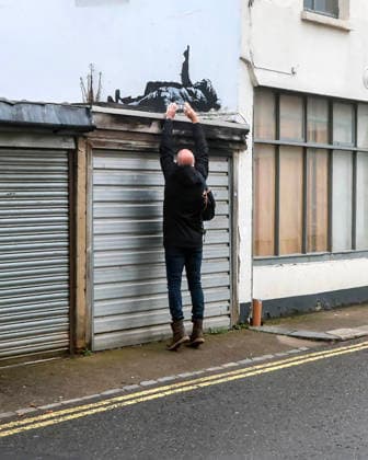 . 22 12 2025. London, United Kingdom. Second Alleged New Banksy Stencil. Unconfirmed by the artist, a second Banksy style stencil, identical to the one at Centre Point, has appeared on a wall Queen s Mews, Bayswater.  xMartynxWheatleyx xi-Imagesx IIM-26470-0021