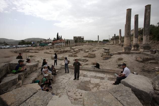 Samaritans celebrate Passover in Nablus NABLUS, WEST BANK - APRIL 12 : A staff tells visitors about the ancient place during the Passover (Pesach) ceremony in ancient Sebastia village, northern part of West Bank city of Nablus on April 12, 2017. Nablus Palestinian Territory, Occupied. Editorial use only. Please get in touch for any other usage.  Copyright: x2025xAnadoluxNedalxEshtayahx