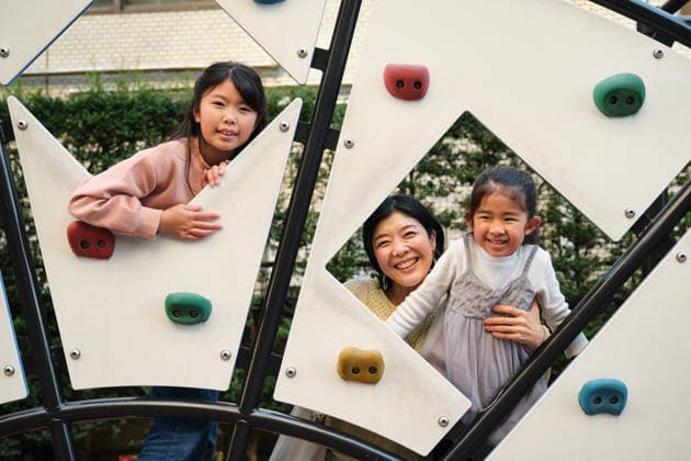 Japanese mother and daughters playing on climbing wall Tokyo, Tokyo, Japan CR_CRVI251217-1908498-01 ,model released, Symbolfoto