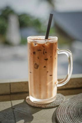 IMAGO Creative, Food, Trend, Iced Coffee A tall glass of iced coffee sits on a table Amlapura, Bali, Indonesia R_VDXM251218-1916670-01