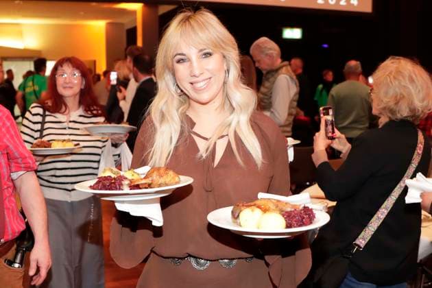 22 12 2025, Annemarie Eilfeld, singer, serves goose, Frank Zanders 31 Christmas party for the homeless and needy at the Hotel Estrel in Berlin, Berlin Germany, Germany