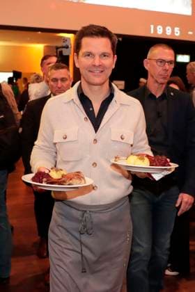 22 12 2025, Steffen Krach, serves goose, Frank Zanders 31 Christmas party for the homeless and needy at the Hotel Estrel in Berlin, Berlin Germany, Germany