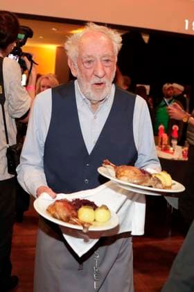 22 12 2025, Dieter Hallervorden, serves goose, Frank Zanders 31 Christmas party for the homeless and needy at the Hotel Estrel in Berlin, Berlin Germany, Germany