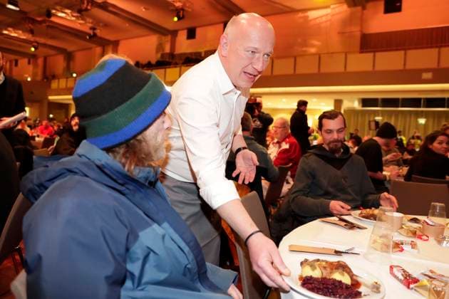 22 12 2025, Kai Wegner, serves goose, Frank Zanders 31 Christmas party for the homeless and needy at the Hotel Estrel in Berlin, Berlin Germany, Germany