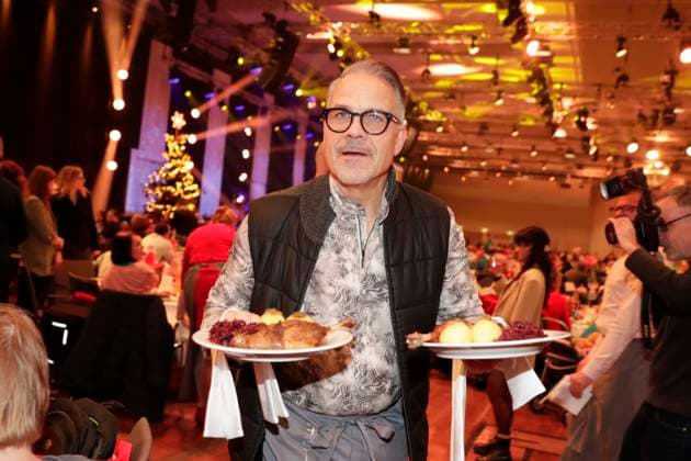 22 12 2025, Karsten Speck, serves goose, Frank Zanders 31 Christmas party for the homeless and needy at the Hotel Estrel in Berlin, Berlin Germany, Germany