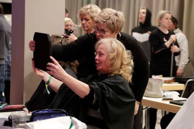 22.12.2025, Friseure frisieren kostenlos Frank Zanders 31. Weihnachtsfeier für Obdachlose und Bedürftige im Hotel Estrel in Berlin, Berlin Deutschland, Germany