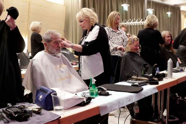 22.12.2025, Friseure frisieren kostenlos Frank Zanders 31. Weihnachtsfeier für Obdachlose und Bedürftige im Hotel Estrel in Berlin, Berlin Deutschland, Germany