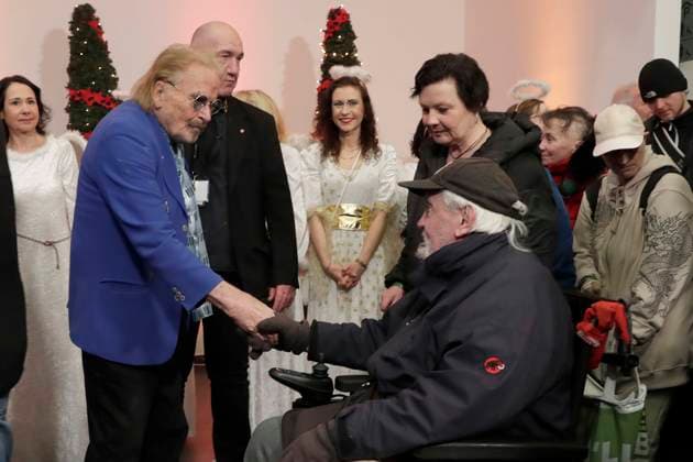 22.12.2025, Frank Zander begrüsst die Gaeste, Frank Zanders 31. Weihnachtsfeier für Obdachlose und Bedürftige im Hotel Estrel in Berlin, Berlin Deutschland, Germany