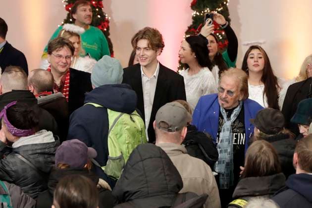 22.12.2025, Markus Zander, Elias Zander, Frank Zander begrüsst die Gaeste, Frank Zanders 31. Weihnachtsfeier für Obdachlose und Bedürftige im Hotel Estrel in Berlin, Berlin Deutschland, Germany