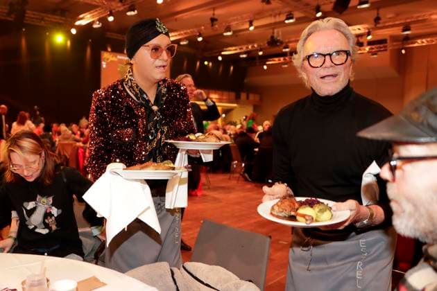 22.12.2025, Julian F.M. Stoeckel, Wolfgang Lippert serviert Gans, Frank Zanders 31. Weihnachtsfeier für Obdachlose und Bedürftige im Hotel Estrel in Berlin, Berlin Deutschland, Germany