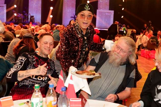 22.12.2025, Julian F.M. Stoeckel, serviert Gans, Frank Zanders 31. Weihnachtsfeier für Obdachlose und Bedürftige im Hotel Estrel in Berlin, Berlin Deutschland, Germany