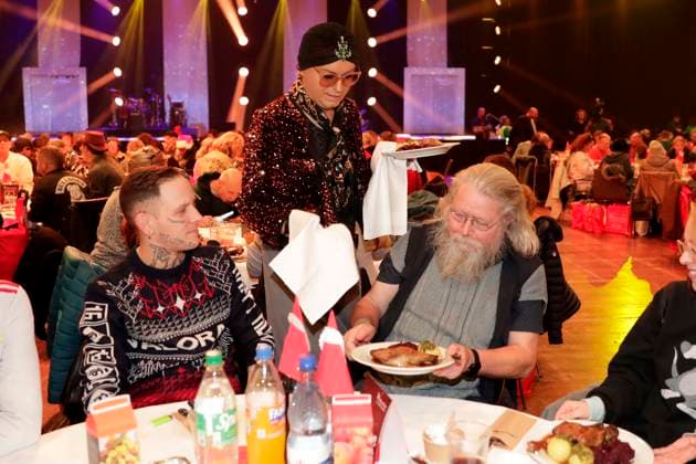 22.12.2025, Julian F.M. Stoeckel, serviert Gans, Frank Zanders 31. Weihnachtsfeier für Obdachlose und Bedürftige im Hotel Estrel in Berlin, Berlin Deutschland, Germany