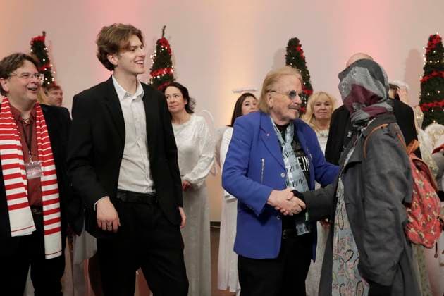 22.12.2025, Markus, Elias Frank Zander begruesst die Gaeste, Frank Zanders 31. Weihnachtsfeier für Obdachlose und Bedürftige im Hotel Estrel in Berlin, Berlin Deutschland, Germany