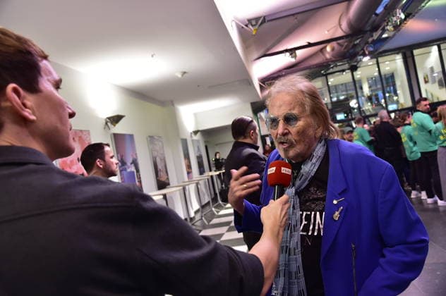 31 Christmas party for the homeless Frank Zander in an interview with Arndt Breitfeld from RBB 31 Christmas party for the homeless at Berlins ESTRELL Berlin EC in Berlin on 22 12 2025 Photopress Mueller