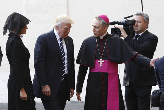 U.S. President Donald Trump in Vatican VATICAN CITY, VATICAN - MAY 24 : U.S. President Donald Trump (C) and his wife Melania (L) are welcomed by Monsignor Georg Gaenswein as they arrive at the Vatican for their audience with Pope Francis, on May 24, 2017. Holy See (Vatican City State) World. Editorial use only. Please get in touch for any other usage.  Copyright: x2025xAnadoluxRiccardoxDexLucax