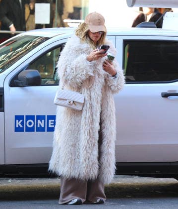 Heidi Klum with her children shopping in New York Heidi Klum is shopping at Loro Piana store few days before christmas with her son Henry, daughter Leni Klum with boyfriend Aris Rachevsky then they have lunch at Bar Pitti in New York, NY on December 22, 2025. Photo by Dylan Travis ABACAPRESS.COM New York NY  Copyright: xDylanxTravis ABACAx