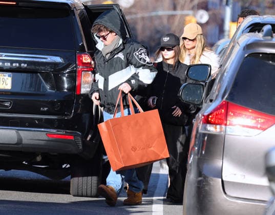 Heidi Klum with her children shopping in New York Heidi Klum is shopping at Loro Piana store few days before christmas with her son Henry, daughter Leni Klum with boyfriend Aris Rachevsky then they have lunch at Bar Pitti in New York, NY on December 22, 2025. Photo by Dylan Travis ABACAPRESS.COM New York NY  Copyright: xDylanxTravis ABACAx