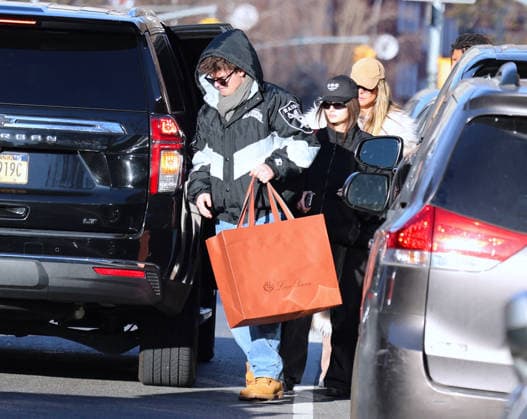 Heidi Klum with her children shopping in New York Heidi Klum is shopping at Loro Piana store few days before christmas with her son Henry, daughter Leni Klum with boyfriend Aris Rachevsky then they have lunch at Bar Pitti in New York, NY on December 22, 2025. Photo by Dylan Travis ABACAPRESS.COM New York NY  Copyright: xDylanxTravis ABACAx