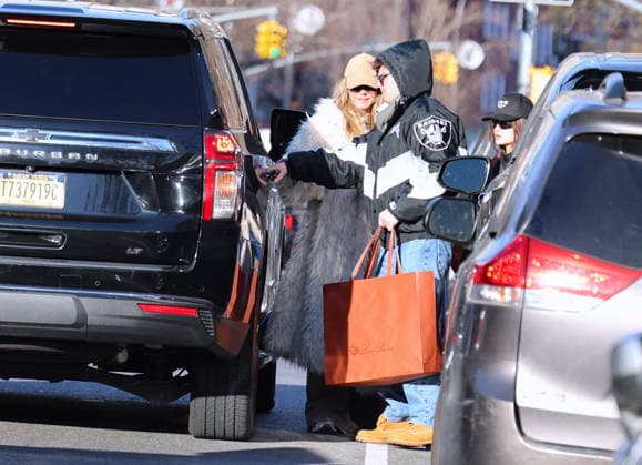 Heidi Klum with her children shopping in New York Heidi Klum is shopping at Loro Piana store few days before christmas with her son Henry, daughter Leni Klum with boyfriend Aris Rachevsky then they have lunch at Bar Pitti in New York, NY on December 22, 2025. Photo by Dylan Travis ABACAPRESS.COM New York NY  Copyright: xDylanxTravis ABACAx