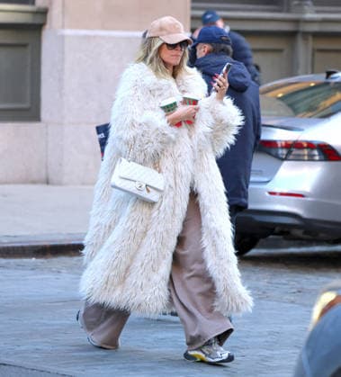 Heidi Klum with her children shopping in New York Heidi Klum is shopping at Loro Piana store few days before christmas with her son Henry, daughter Leni Klum with boyfriend Aris Rachevsky then they have lunch at Bar Pitti in New York, NY on December 22, 2025. Photo by Dylan Travis ABACAPRESS.COM New York NY  Copyright: xDylanxTravis ABACAx