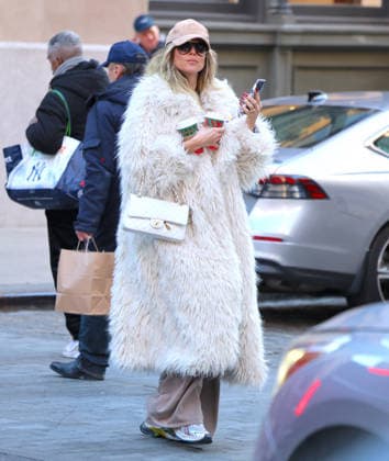 Heidi Klum with her children shopping in New York Heidi Klum is shopping at Loro Piana store few days before christmas with her son Henry, daughter Leni Klum with boyfriend Aris Rachevsky then they have lunch at Bar Pitti in New York, NY on December 22, 2025. Photo by Dylan Travis ABACAPRESS.COM New York NY  Copyright: xDylanxTravis ABACAx
