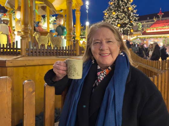 Die irisch-US-amerikanische Sängerin Kathleen Anne ãKathyÒ Kelly (geb. 6. März 1961) auf dem Striezelmarkt in Dresden. Kelly ist Mitglied der Kelly Family. *** The Irish-American singer Kathleen Anne ÒKathyÒ Kelly born March 6, 1961 at the Striezelmarkt in Dresden Kelly is a member of the Kelly Family